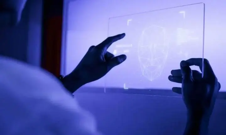 Levantamento do projeto VigIA aponta centenas de deepfakes e ausência de sinalização nas redes sociais